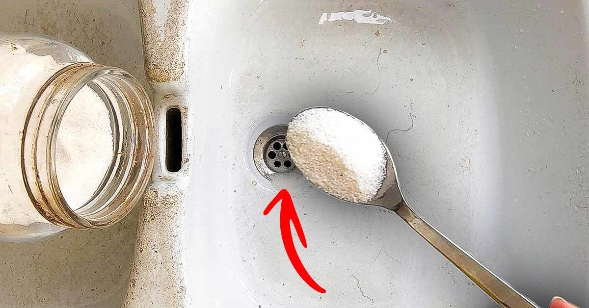 put-half-a-cup-of-salt-in-the-sink-and-see-what-happens.-a-brilliant-way-to-solve-a-kitchen-problem
