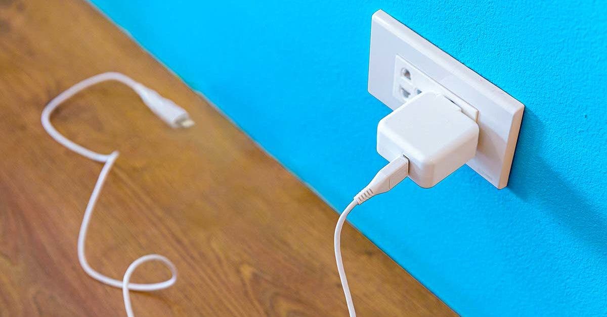here's-why-you-should-never-leave-the-charger-empty-in-the-socket